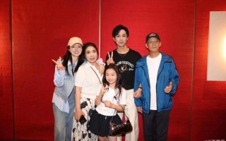 张维伊向董璇求婚视频曝光 全程爆哭