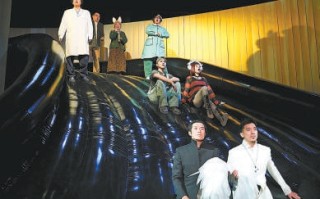 话剧《行路人》：黑色滑梯上的人性拷问