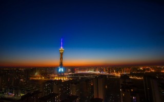 62岁汤镇业现身商演 拍手赔笑卖力工作太心酸