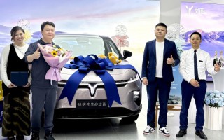 岚图知音首批交付火遍全网，001号车主现场爆料被种草的秘密