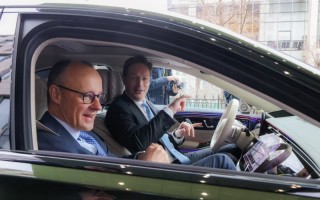 梅赛德斯-奔驰深化在华智能化合作，康林松陪同德国总理默茨见证关键进展