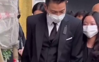 刘德华双手捧遗照送父亲出殡 容祖儿谢霆锋送花牌悼念刘德华父亲