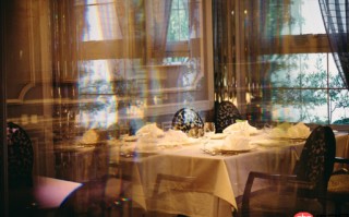 老友饭局实拍：尼康Z6Ⅲ定格觥筹交错的温暖