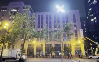 马斯克的巨大“X”发光标志引发争议，闪烁变色打扰邻居休息
