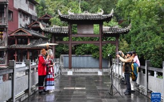 湖南凤凰：特色旅拍丰富旅游体验