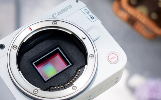 2025好看又能打的微单推荐：佳能R50V黑白双色引领潮流,