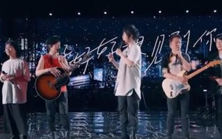 五月天巴黎演唱会直播 阿信哽咽说黑暗过去了