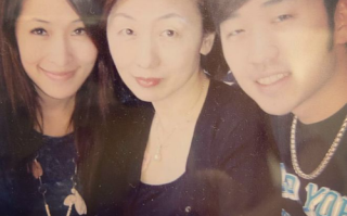 萧亚轩被咬事件怎么回事 萧亚轩晒与已逝妈妈旧照