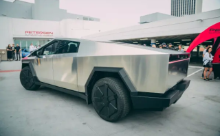 特斯拉Cybertruck实车大揭秘：副驾无把手 配滑动遮阳板