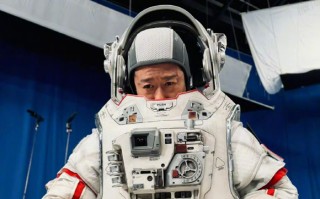 吴京片场照“生无可恋”，《流浪地球3》引爆2027年期待！