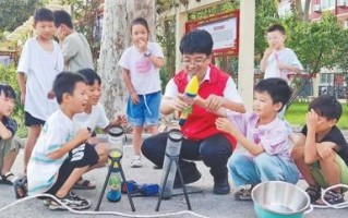 河南周口淮阳中学教师刘华东多年开展趣味物理教学——