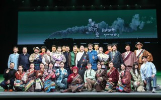 ​话剧《青青的阿万仓》兰州首演 再现“草原曼巴”56载医者仁心