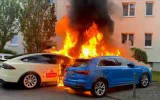 Model X出租车停车位上爆炸起火 车主：特斯拉不在意