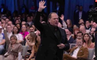 不再回头！全球CRM龙头Salesforce CEO讚Google 新AI比ChatGPT强太多