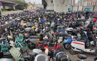 电动车停车乱象如何破局？多地探索治理良方