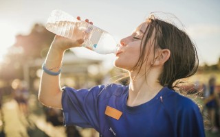 美国《大西洋月刊》：高温袭来，为什么要多喝水？