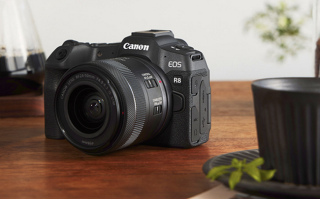 年轻人的第一台全画幅微单：佳能R8，万元以内的高性能之选