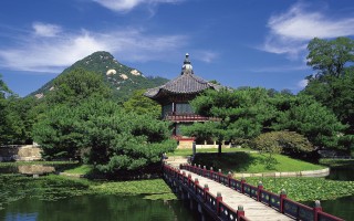 61岁何家劲隐退后走穴捞金 至今未婚资产过亿