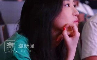 李嫣19岁近照曝光 与爸爸李亚鹏一起参加活动