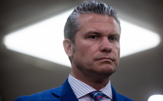 美防长要求人工智能公司允许军方无限制使用其技术，否则将面临惩罚