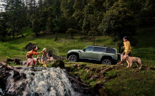 一面硬核翻山，一面把“暖床、热饮”备齐，猛士M817的体贴没得说