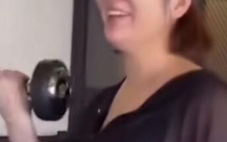 刘品言挺7个月孕肚举哑铃引热议 两个月前官宣结婚