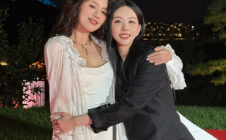 马思纯晒与陈都灵拥抱 两人曾合作《左耳》