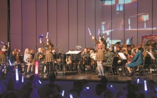 扣人心弦，交响乐团奏响“跨次元”旋律