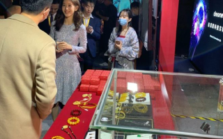 奶茶妹妹章泽天被偶遇生图曝光 皮肤雪白笑容甜