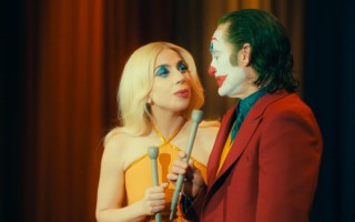 《小丑2：双重妄想》正式预告发布 癫狂与歌舞的华丽交响