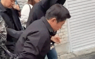 周杰伦患强直性脊柱炎 近照曝光弯腰驼背