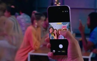 iPhone 18被曝全系升级2400万像素前置摄像头，折叠屏有望首发24MP屏下方案