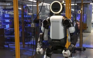 波士顿动力正式发布 Atlas 人形机器人量产版