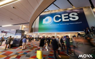 在CES现场，我看见一台MOVA扫地机飞上了“二楼”