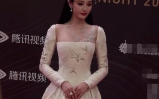 迪丽热巴红毯迷路 倪妮周雨彤撞衫引热议