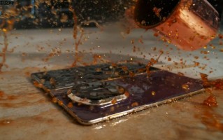 80°C 热水沖淋、铁球撞击也无损，HUAWEI Mate X7 耐用性实测曝光!