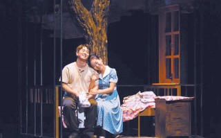 掌声与笑声交织曲艺剧《贫嘴张大民的幸福生活》首轮演出反响热烈