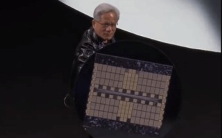 黄仁勋又整活！用芯片大盾COS美国队长 全场爆笑