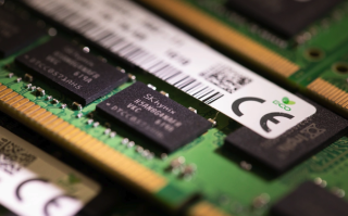 暴涨150%！内存条价格“疯涨”，谁在制造“存储恐慌”？