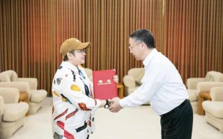 韩红当教授了！