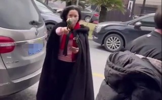 代拍被何赛飞拿着魔杖追着打 网友：权杖女王