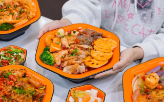 现熬骨汤，暖透寒冬丨冬天第一碗就吃张亮麻辣烫,