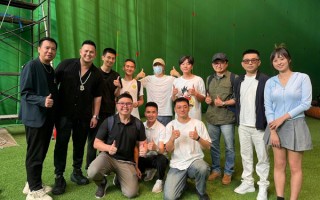 周星驰《少林女足》亿元片场首曝光！11位幸运粉丝探班获星爷亲签T恤