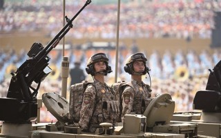 AR眼镜：铁甲战车的“开挂神器”