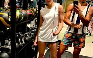 吴尊女儿neinei晒照 手臂肌肉线条被赞健康美