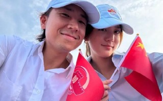 吴千语晒和老公施伯雄观看阅兵：非常荣幸见证这一刻