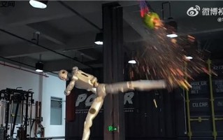 宇树 H2 机器人训练视频曝光：回旋踢碎西瓜、踹飞 60 公斤沙包