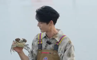 郭品超收麦子后养大闸蟹 曾回山东老家被偶遇