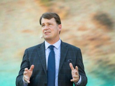 买了小米SU7的福特公司CEO称赞中国电动汽车行业发展