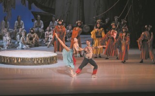 ​马林斯基剧院芭蕾舞团高难度的舞技令人难忘 《海盗》：好看的不止32个挥鞭转